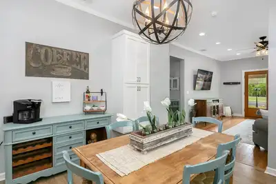 Image de Rescue R&R | 2/2 Bungalow | King Beds | Full Kitchen | Gas Grill | Gas Fire Pit