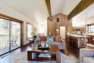Image de Lovely townhome with fireplace & balcony - walk to the Hyatt Regency Resort