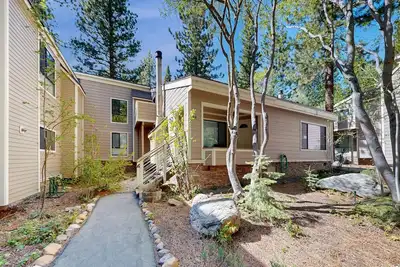 Image de Stylish beach-and-ski getaway near the lake w/ covered patio