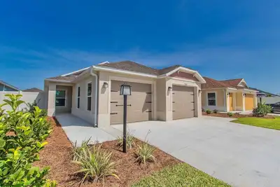 Image de New Courtyard Villa with Golf Cart- in between Brownwood Square & Sawgrass Grove