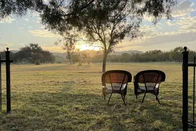 Image de Quiet, relaxing getaway on the outskirts of heaven.
