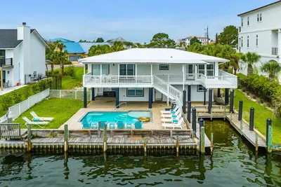 Image de Canal-front home with pool, 40' boat slip, gated beach access - 1 block to sand