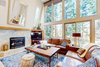 Image de Lake Getaway with trail access, forest view deck, 2 fireplaces & amenities