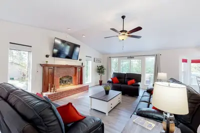 Image de Dog-friendly home with private game room, Ac, and pool