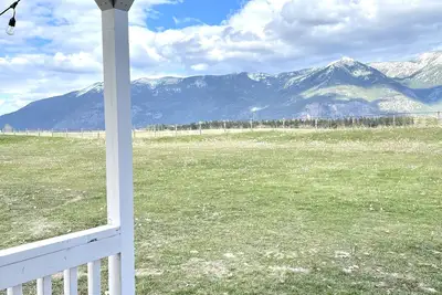 Image de Mountain Cabin with mountain range views on 1 acre 20 min from Glacier Natl Park
