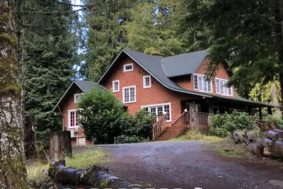 Image de Large Cabin at Rainier Lodge (0. 4 miles from entrance)