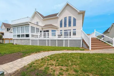 Image de Waterfront Home with views of Oc Skyline!