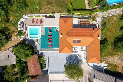 Image de large stately villa with wellness and heated infinity pool