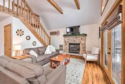 Image de Walk to Arrowhead Lake: Cabin w/ Private Hot Tub!