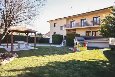 Image de House with living-dining room with fireplace, fully equipped kitchen, bathroom for disabled people.
