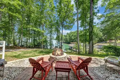 Image de Lake Reflections: Lakefront with private dock