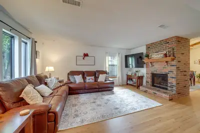 Image de Family-Friendly Broken Arrow Retreat w\/ Yard!