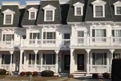 Image de One of Cape May's finest rentals with pool located steps from favorite beaches and walking distance to shops and restaurants.