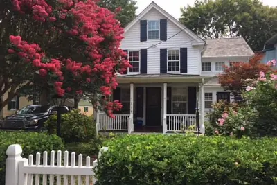 Image de One of Cape May's historical homes that has been completely modernized, refurbished and renovated on the inside yet keeping the exterior ambiance of older times.