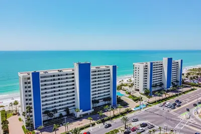 Image de 8th Floor End Unit directly on Madeira Beach- Walkable to Eats & More!