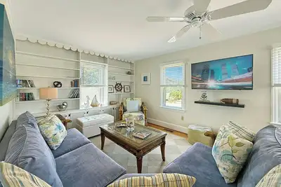 Image de Newly Renovated Bay Avenue House. . Steps From The Water