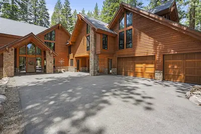 Image de Spectacular low elevation home at its finest!