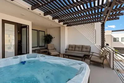 Image de Cloud 9 At Desert Color: Desert Color Lagoon + Beaches