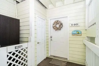 Image de Newly remodeled second floor condo at Pebble Beach