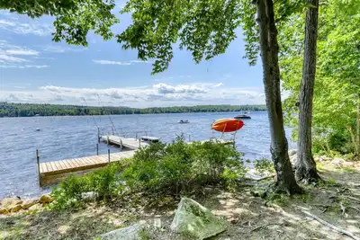 Image de Stunning lakefront gem with water access, dock, 2 kayaks, firepit & private W/D