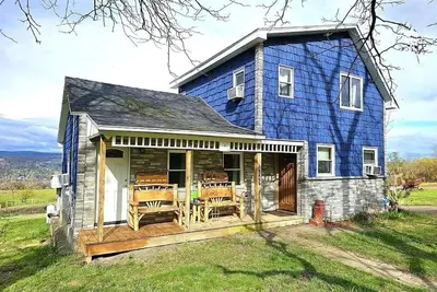 Image de Newly Renovated Farm House with Lake View
