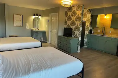 Image de Lakefront cabin in marina