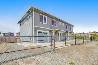 Image de Beachside home with central Ac, washer/dryer, 1-minute walk to beach