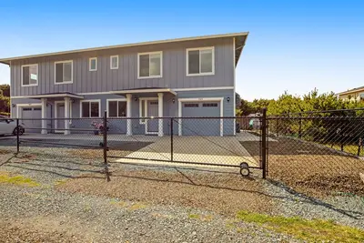 Image de Large & convenient duplex suite with central Ac & W/D - walk 1-minute to beach