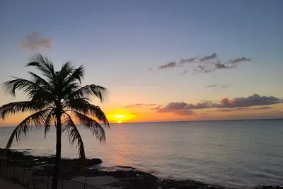Image de Beachfront Condo--faces west with amazing sunsets and snorkeling.