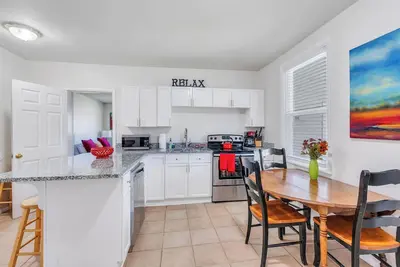 Image de Heritage House -Great Location, Skiing, Walk to Restaurants, Sports Fields, Train. Large rooms