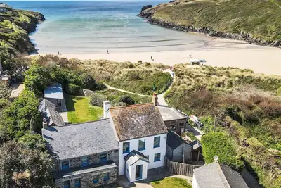 Beach Cottage - Porthcothan -  a cottage that sleeps  7-11 guests  in 6 bedrooms