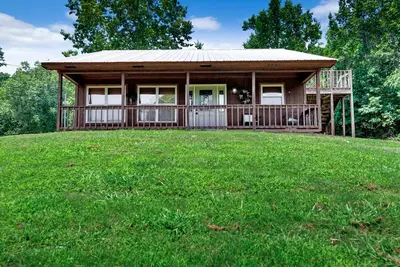 Image de Cabin #3 - Fisherman's Landing \/ 4 Bedroom Fishing Cabin w\/ Covered Boat Shelter