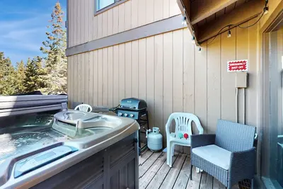 Image de Mountain-view townhome with pool, pickleball, & private hot tub, sleeps 8