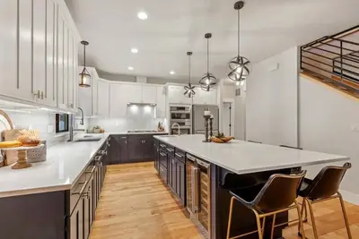 Image de Spacious, Immaculate 4350 sq ft Home• Amazing Kitchen