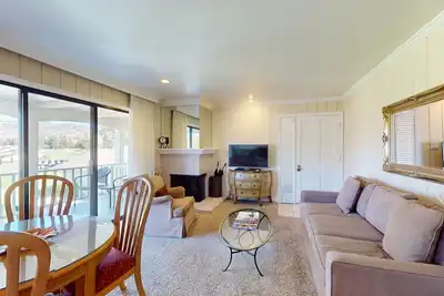Image de 2 Separate Top-Floor Units | Lush Golf Views | Just Off Silverado Wine Trail