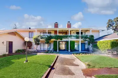 Image de Adjoining Silverado condos with heated pool & patios - near downtown