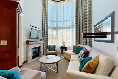 Image de Two units at the Everline Resort & Spa - ski-in/ski-out, fireplace, pools, & gym