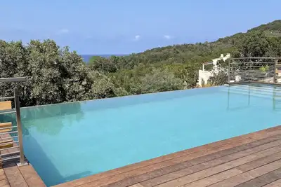 Image de Villa neuve avec grande piscine chauffée vue mer