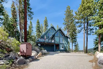 Image de Lake view escape with private, scenic deck, heated driveway