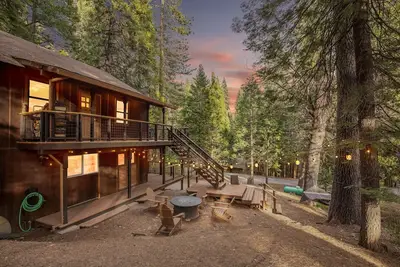 Image de Cabin close to Bear Valley Game Room, Pets, Ev Friendly Rec Center Access