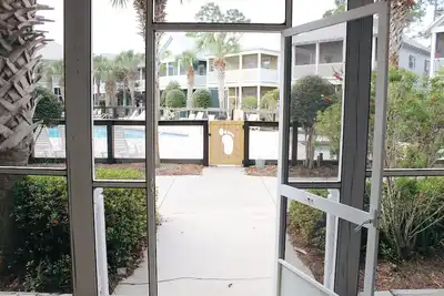 Image de Poolside. Winter Discounts. Beach, Hot Tub, Porch & Relax!