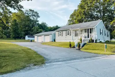 Image de Spacious 3 bedroom home with plenty of green space