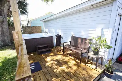 Image de Private Hot Tub Oasis / Comfy Home 6 Min Dr to Beach
