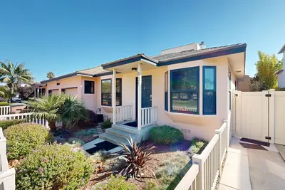 Image de 2 Adjoining Units | 2 Private Hot Tubs | 200 Yards to Beach & Surfing