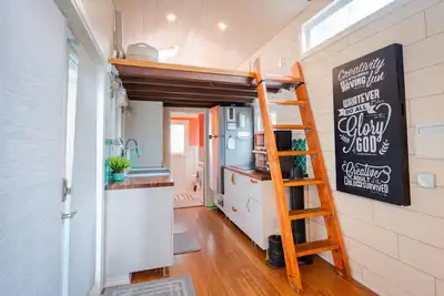 Image de Lovely Tiny House Nestled in the Eucalyptus trees