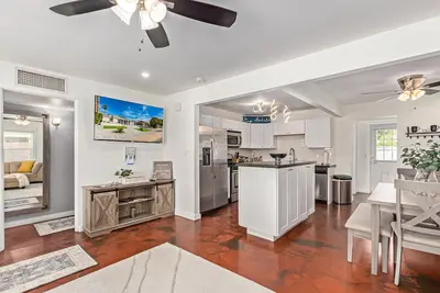 Modern Living! Camelback East-Biltmore Home