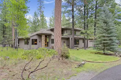 Image de Among the trees w/private hot tub, dog friendly, shared pools, golf, shuffleboard & foosball