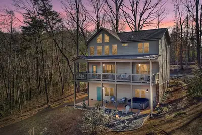 Image de Spacious Luxury 3 Level Cabin w Hot Tub & Fire Pit