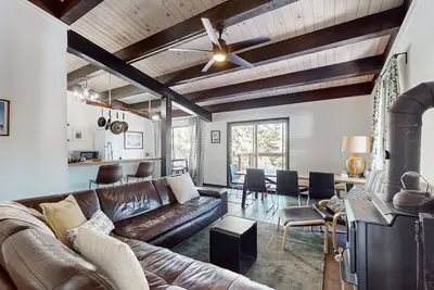 Image de Walk to Ski Lift | Modern Top-Floor Mountain-View Getaway Near Scenic Trails