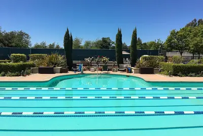Image de Luxe golf-front living at The Grove with chefs kitchen, pool & tennis